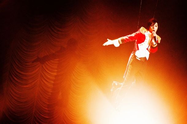 空を飛ぶ傷彦。（写真：佐々木宏幸）