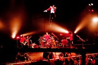 傷彦は空を飛んだまま「失神天国～恋をしようよ～」を熱唱。（写真：佐々木宏幸）