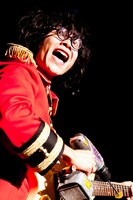 ドリル奏法で会場を盛り上げるヒサシ。（写真：佐々木宏幸）