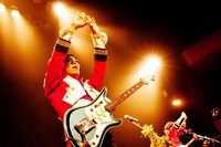 「恋は赤道直下」を演奏するザ・キャプテンズ。（写真：佐々木宏幸）