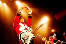 「恋は赤道直下」を演奏するザ・キャプテンズ。（写真：佐々木宏幸）