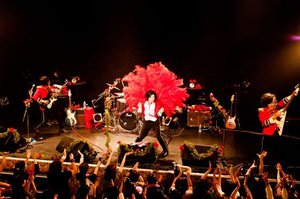 1曲目「ミ・アモーレ～薔薇色に染まれ～」を演奏するザ・キャプテンズ。（写真：佐々木宏幸）