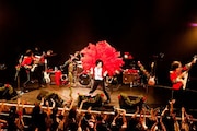1曲目「ミ・アモーレ~薔薇色に染まれ~」を演奏するザ・キャプテンズ。(写真:佐々木宏幸)