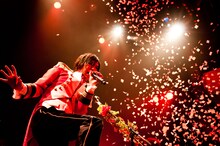 薔薇吹雪が舞い落ちる中で絶唱する傷彦。（写真：佐々木宏幸）