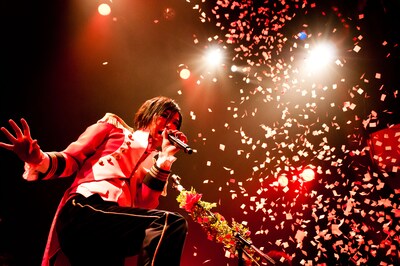 薔薇吹雪が舞い落ちる中で絶唱する傷彦。（写真：佐々木宏幸）