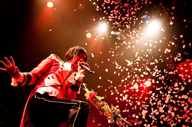 薔薇吹雪が舞い落ちる中で絶唱する傷彦。（写真：佐々木宏幸）