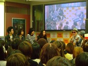 イベントの模様。後方のスクリーンでは撮影時の貴重なオフショットなどが多数披露された。