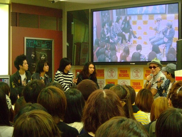 イベントの模様。後方のスクリーンでは撮影時の貴重なオフショットなどが多数披露された。