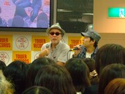 アートワークを担当した信藤三雄（写真左）。イベントの進行役はナタリー編集長・大山卓也（右）。