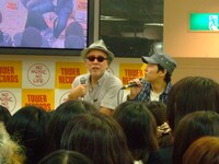 アートワークを担当した信藤三雄（写真左）。イベントの進行役はナタリー編集長・大山卓也（右）。