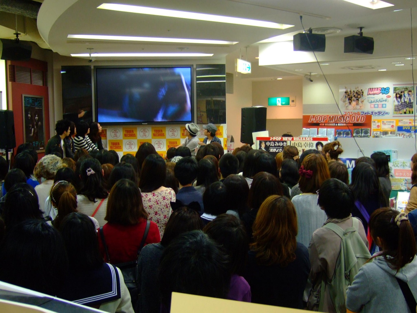 会場となったタワーレコード新宿店には、多数のファンが詰めかけた。