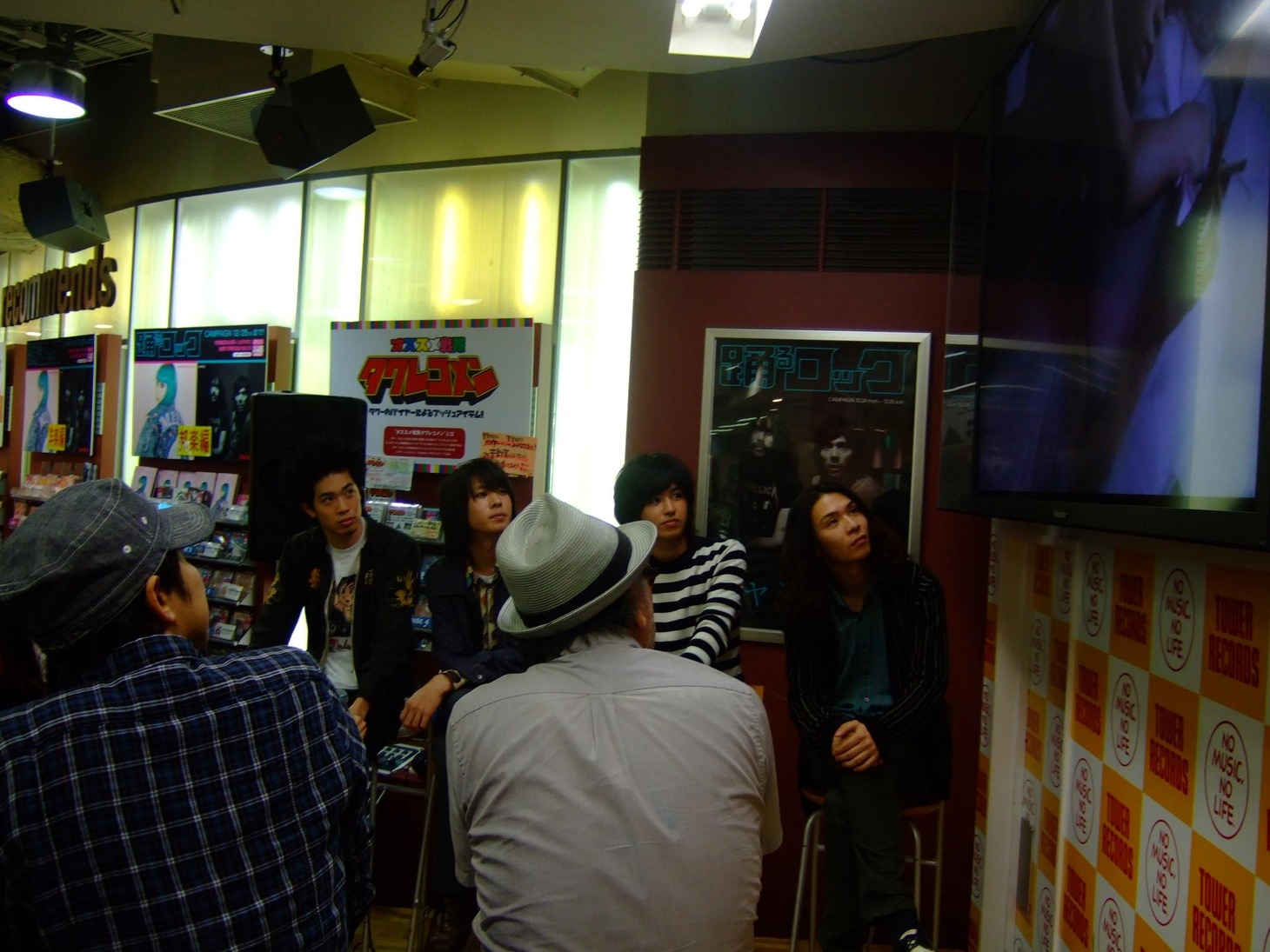 トークイベント終了後はメンバーによるサイン入りポスターのプレゼントが行われた。