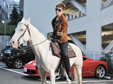 白馬に乗るGACKT。