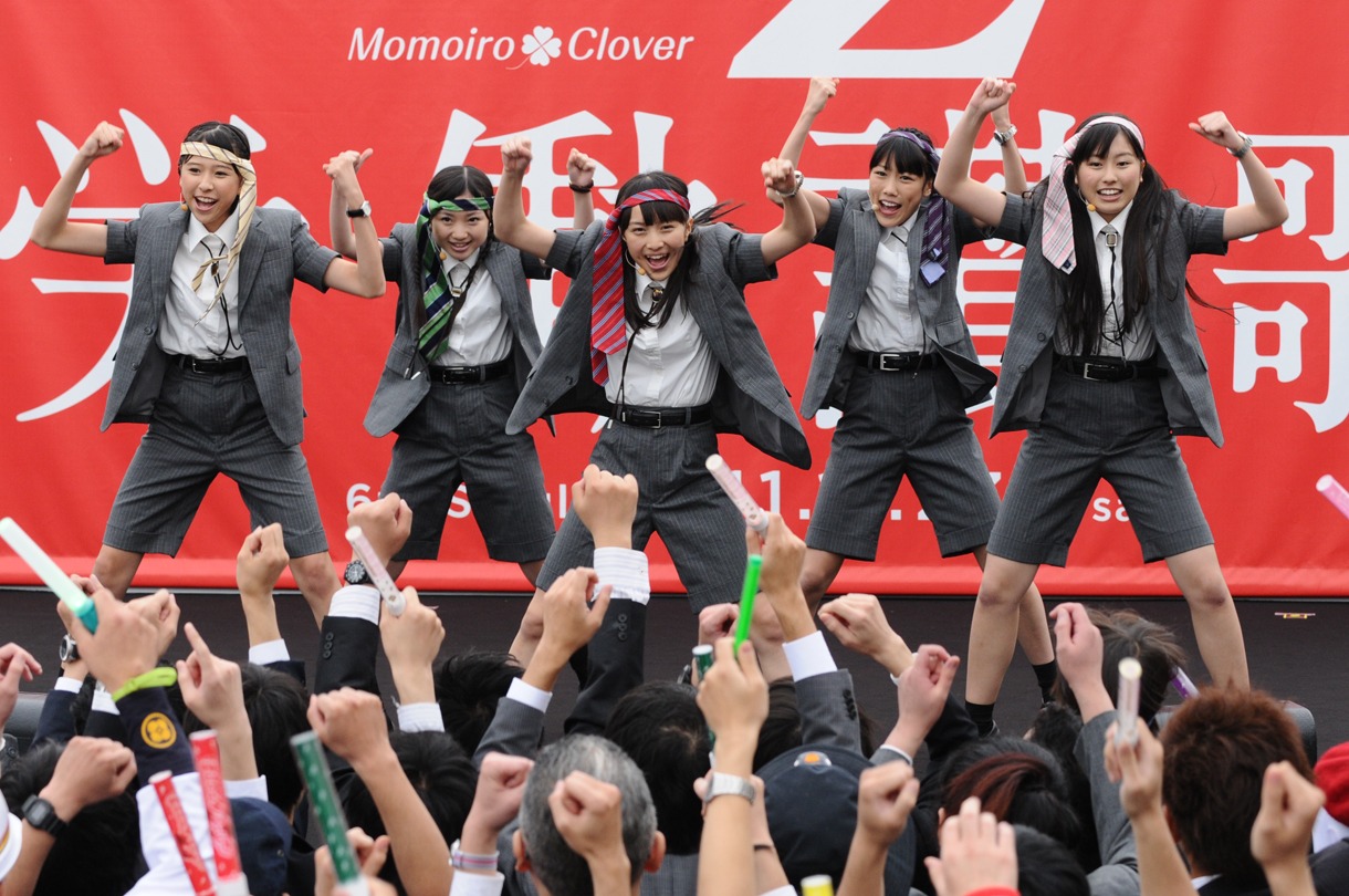 新曲「労働讃歌」は作詞を大槻ケンヂ、作・編曲をTHE GO! TEAMのイアン・パートンが手がけた楽曲。5人は省エネスーツで歌い踊る。