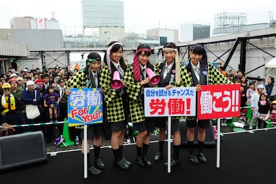 「労働」をイメージした服装で来場したファンと記念撮影。