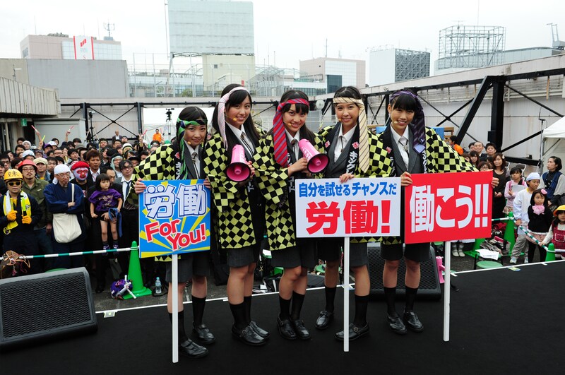 「労働」をイメージした服装で来場したファンと記念撮影。