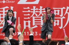 拡声器で観客をアジる有安杏果（写真左）と百田夏菜子（右）。