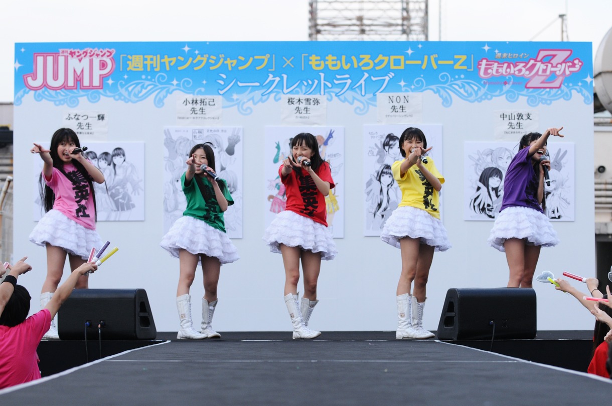 ももクロおなじみの「ゼェーット!!」のポーズ。