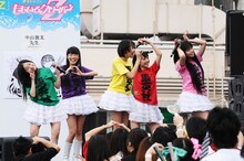 「ももクロのニッポン万歳！」北海道パートを歌う玉井詩織（写真中央）。