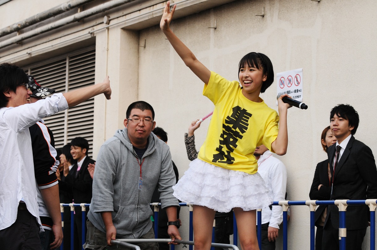 マネージャーが押すリヤカーに乗って会場を移動する玉井詩織。