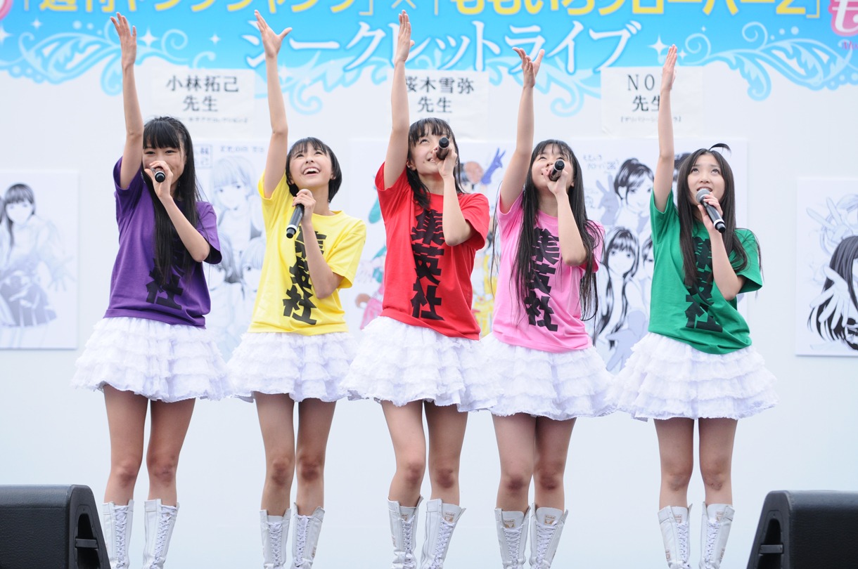 開放的なステージでライブを楽しむももクロ。
