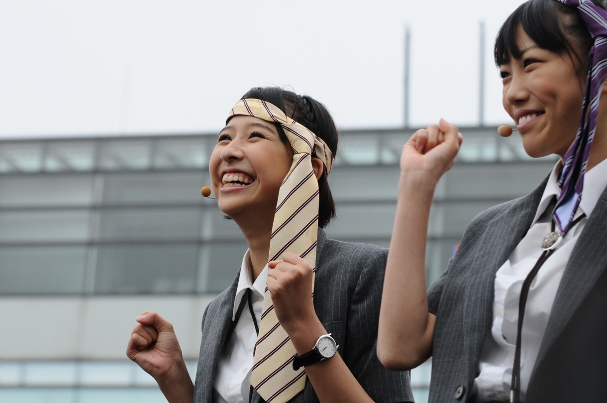 頭に巻いたネクタイもさまになってきた玉井詩織（写真左）と高城れに（右）