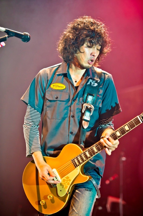 「KAZUYOSHI SAITO LIVE TOUR 2011-2012 "45 STONES"」初日公演の模様。