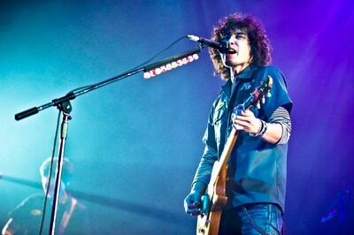 Gibsonとのコラボレーションによって作られた斉藤和義モデルのギターを持ってステージに上がった斉藤。