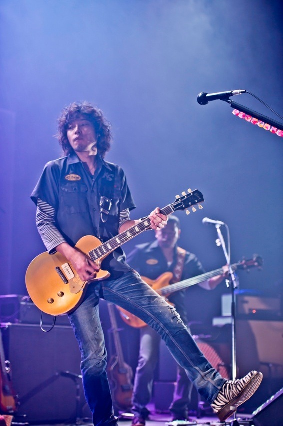 「KAZUYOSHI SAITO LIVE TOUR 2011-2012 "45 STONES"」初日公演の模様。