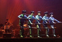 「『バッハの旋律を夜に聴いたせいです。』」の演奏中には、同曲のビデオクリップに登場した山口一郎人形が踊る場面も（撮影：大木大輔［OFFICE INTEZIO］）。