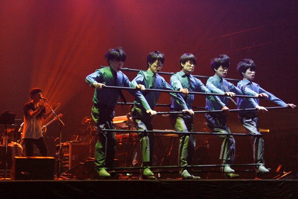 「『バッハの旋律を夜に聴いたせいです。』」の演奏中には、同曲のビデオクリップに登場した山口一郎人形が踊る場面も（撮影：大木大輔［OFFICE INTEZIO］）。