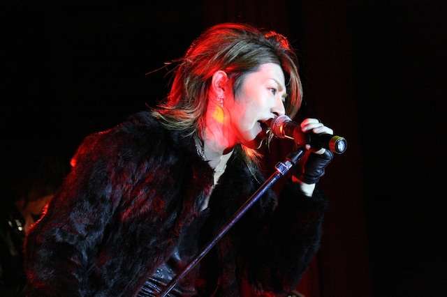 香港のファンを前に熱唱するシン（Vo）。