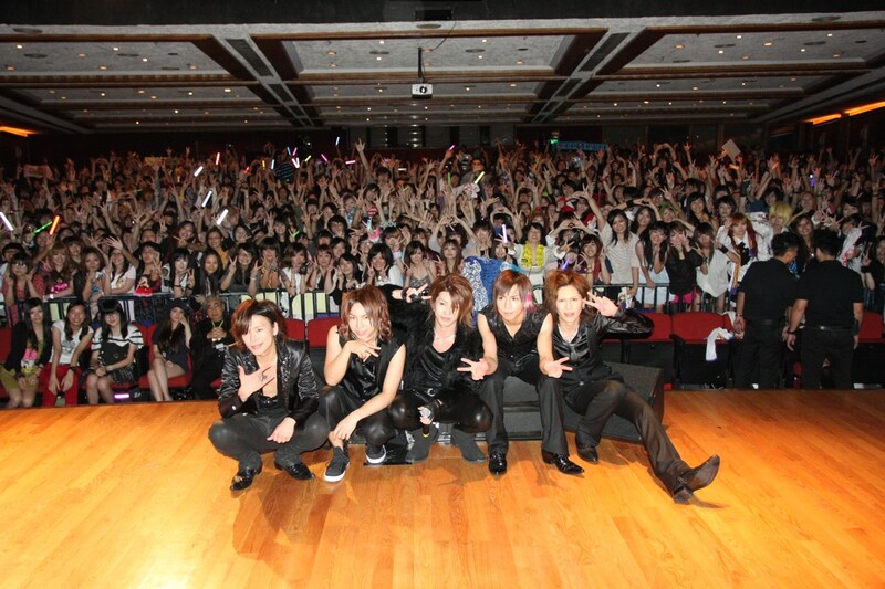 香港のファンと記念撮影するViViD。