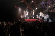 写真は昨日の幕張メッセ公演の様子。ライブの模様は2012年1月15日（日）21:00よりWOWOWにて放送される。