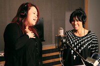 YURIとAIのレコーディング風景。