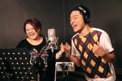 YURIとトータス松本のレコーディング風景。