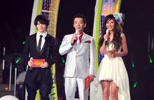 「ベストヒット歌謡祭2011」の司会を務めるウエンツ瑛士、宮根誠司、西山茉希。