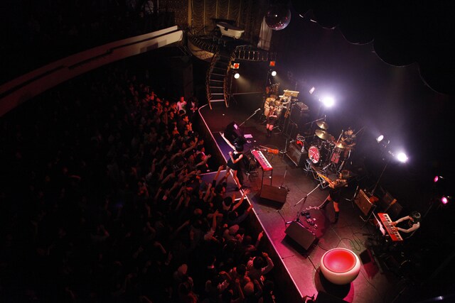東京キネマ倶楽部ならではの演出が多数用意されたステージの様子。