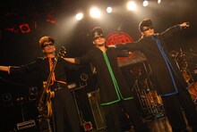 「肩を組んで隣の人と挨拶しよう」と声をかける氣志團。（撮影：小川舞）