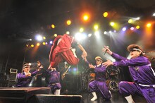 「俺達には土曜日しかない」でえびぞりジャンプを決める綾小路翔（写真中央）。（撮影：小川舞）