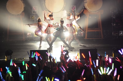 バックライトに浮かび上がるももいろクローバーZに、怒号にも似た声援を送るモノノフたち。