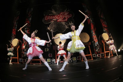 オープニングでは見事な和太鼓演舞を披露したももいろクローバーZ。