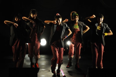 新曲「労働讃歌」では省エネジャケットを羽織ってのパフォーマンスを披露。