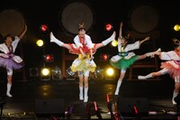 高い打点でジャンプするリーダー百田夏菜子。