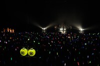 「走れ！」イントロで怪しく浮かび上がるお祭りボーイズ（写真左）。