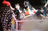 豪快に客席をあおりまくるももいろクローバーZ。