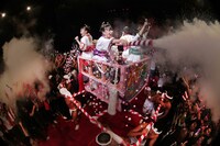 「ココ☆ナツサンバパレード」の様子。