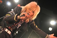 長ランを羽織って気合十分の森重樹一。（撮影：小川舞）