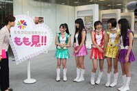 #1「洗うの巻」オープニングの様子。テレ朝石井希和がメンバーに番組内容を説明する。