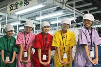 「もも見!!」のポーズ。某お笑いコンビと丸かぶりだ。